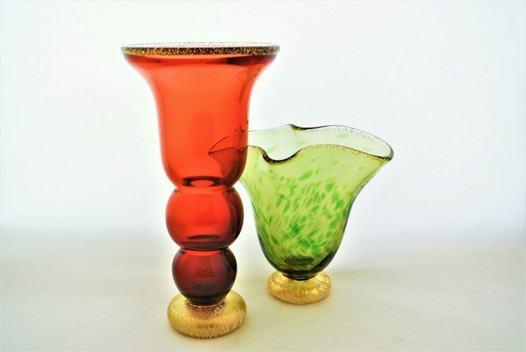 赤と緑のガラス工芸品の写真